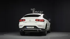 2021 Mercedes-Benz GLC-Class GLC300e 4MATIC Coupe, белый — фото 4