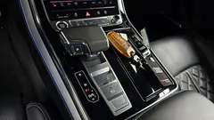 2023 Audi Q8 55 TFSI Quattro Premium, белый — фото 9