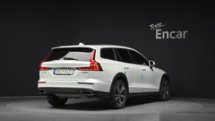 2021 Volvo V60 B5 Pro AWD, белый — фото 2