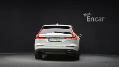 2021 Volvo V60 B5 Pro AWD, белый — фото 4