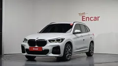 2022 BMW X1 xDrive 20i M Sport, белый — фото 1