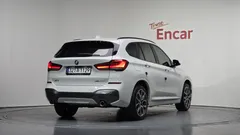 2022 BMW X1 xDrive 20i M Sport, белый — фото 2