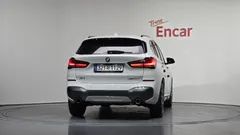 2022 BMW X1 xDrive 20i M Sport, белый — фото 4