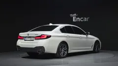 2022 BMW 5-Series 520i M Sport, белый — фото 2