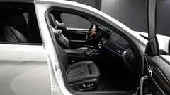 2022 BMW 5-Series 520i M Sport, белый — фото 10
