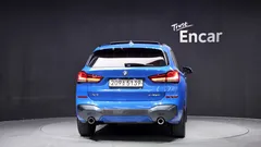 2022 BMW X1 xDrive 20i M Sport, синий — фото 4