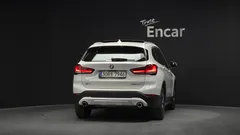 2021 BMW X1 xDrive 20i xLine, белый — фото 4