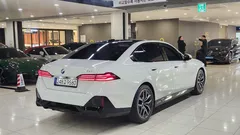 2024 BMW 5-Series 520i M Sport — фото 2