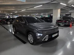 2023 Hyundai Kona Modern, серо-серебристый — фото 2