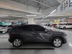 2023 Hyundai Kona Modern, серо-серебристый — фото 3
