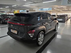 2023 Hyundai Kona Modern, серо-серебристый — фото 4