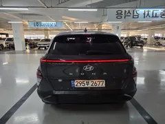 2023 Hyundai Kona Modern, серо-серебристый — фото 5