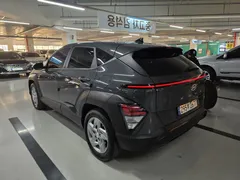 2023 Hyundai Kona Modern, серо-серебристый — фото 6