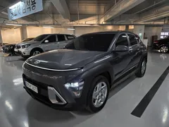 2023 Hyundai Kona Modern, серо-серебристый — фото 9