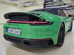 2022 Porsche 911 Carrera 4 GTS Cabriolet, зелёный — фото 6
