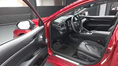 2022 Toyota Camry 2.5 XSE Hybrid, красный — фото 10