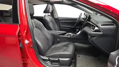 2022 Toyota Camry 2.5 XSE Hybrid, красный — фото 11