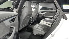 2023 Audi Q8 55 TFSI Quattro Premium, белый — фото 10