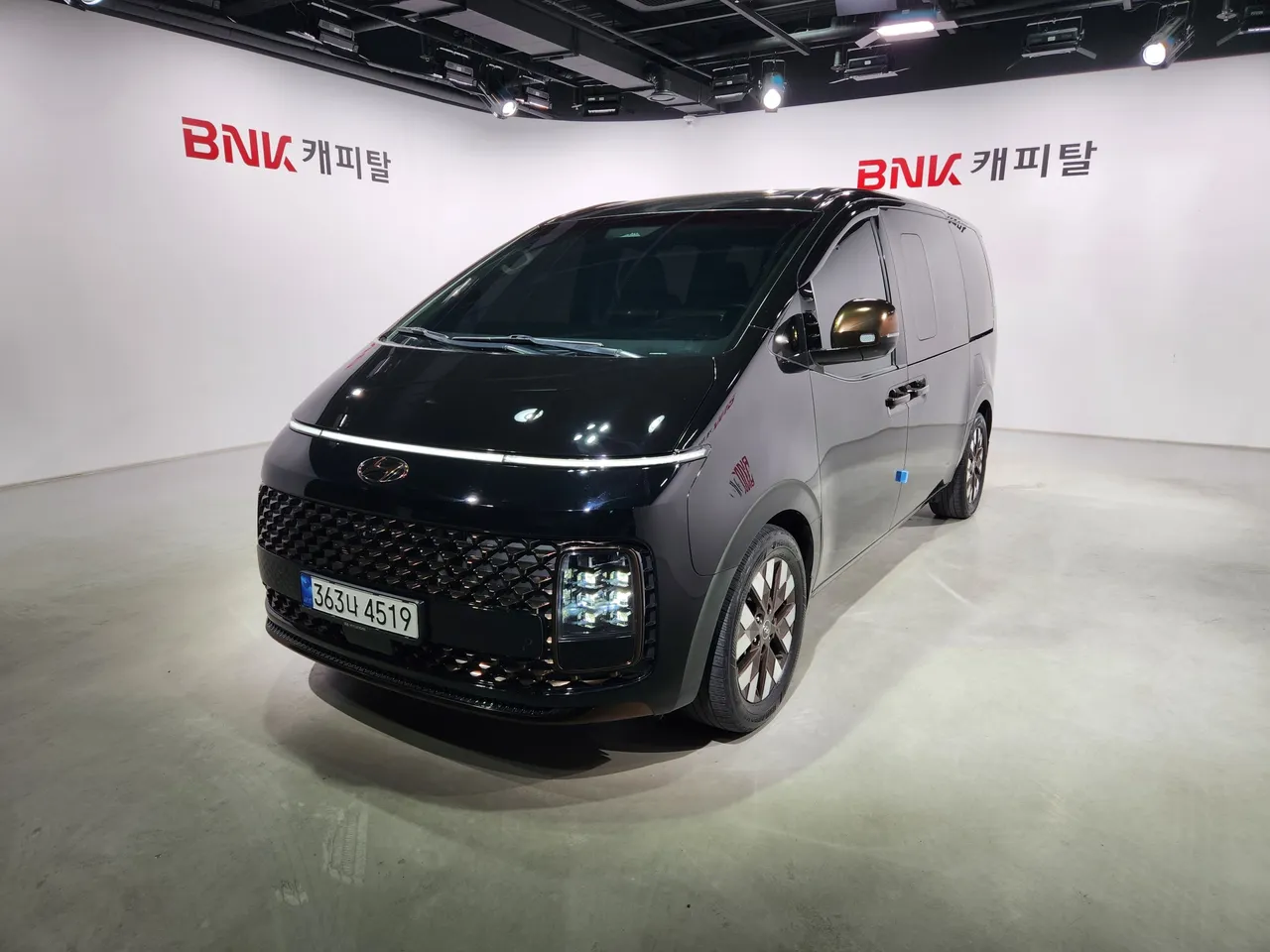2023 Hyundai Staria Lounge 9-Seater