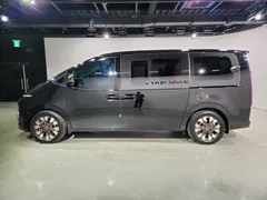 2023 Hyundai Staria Lounge 9-Seater — фото 3