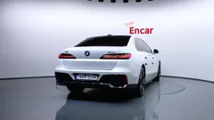 2023 BMW 7-Series 750e xDrive M Sport, белый — фото 4