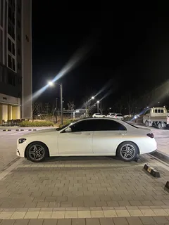 2023 Mercedes-Benz E-Class E250 AMG Line, белый — фото 4