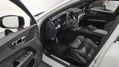 2021 Volvo XC60 T8 R-Design, белый — фото 11
