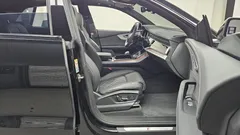 2023 Audi Q8 55 TFSI Quattro Premium, чёрный — фото 11