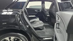 2023 Audi Q8 55 TFSI Quattro Premium, чёрный — фото 12