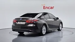 2022 Toyota Camry 2.5 LE Hybrid, 연금색 — фото 2