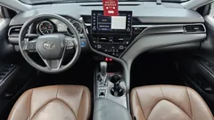 2022 Toyota Camry 2.5 LE Hybrid, 연금색 — фото 7