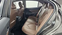 2022 Toyota Camry 2.5 LE Hybrid, 연금색 — фото 12