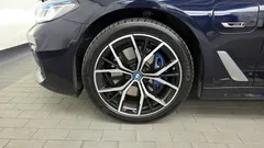 2022 BMW 5-Series 530e M Sport — фото 5