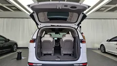 2022 Kia Carnival Diesel 9-Seater Hi-Limousine, белый — фото 20