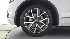 2023 Volkswagen Touareg 3.0 TDI Prestige, белый — фото 5