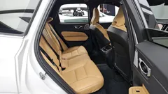 2021 Volvo XC60 B6 Inscirtion, белый — фото 16