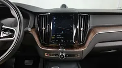 2021 Volvo XC60 B6 Inscirtion, белый — фото 18