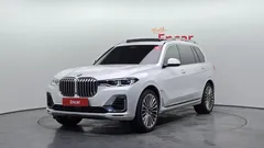 2022 BMW X7 xDrive 40i Design Pure Excellence 7-Seater, белый — фото 1