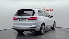 2022 BMW X7 xDrive 40i Design Pure Excellence 7-Seater, белый — фото 2