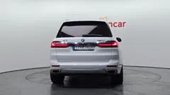 2022 BMW X7 xDrive 40i Design Pure Excellence 7-Seater, белый — фото 4
