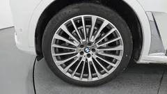 2022 BMW X7 xDrive 40i Design Pure Excellence 7-Seater, белый — фото 5