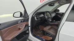 2022 BMW X7 xDrive 40i Design Pure Excellence 7-Seater, белый — фото 10