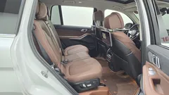 2022 BMW X7 xDrive 40i Design Pure Excellence 7-Seater, белый — фото 12