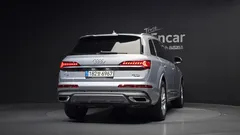 2021 Audi Q7 45 TDI Quattro Premium — фото 4