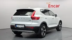 2023 Volvo XC40 B4 Ultimate Bright, белый — фото 2