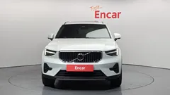 2023 Volvo XC40 B4 Ultimate Bright, белый — фото 3