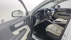 2023 Volvo XC40 B4 Ultimate Bright, белый — фото 16