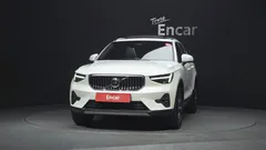 2024 Volvo XC40 B4 Ultimate Bright, белый — фото 3