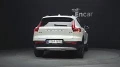 2024 Volvo XC40 B4 Ultimate Bright, белый — фото 4