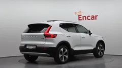 2023 Volvo XC40 B4 Ultimate Bright, белый — фото 2